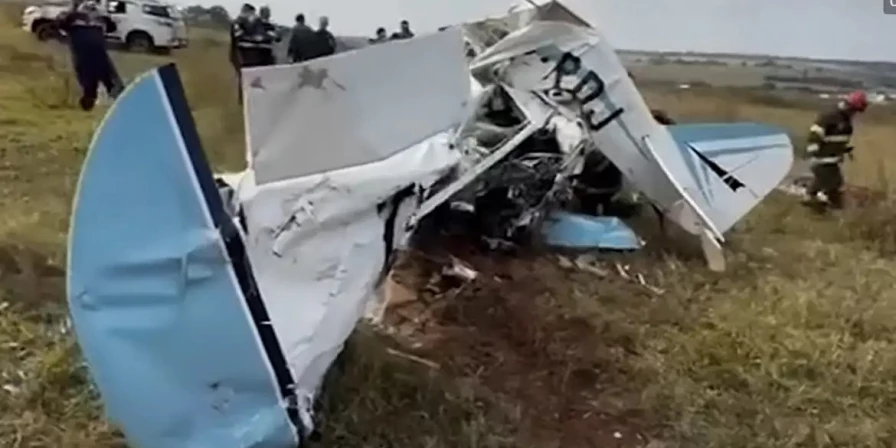 Seis viaturas e 16 bombeiros atenderam a ocorrência.