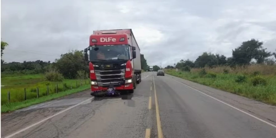 O motociclista ainda tentou frear bruscamente para evitar a batida, mas acabou sendo arremessado e caiu debaixo do caminhão.