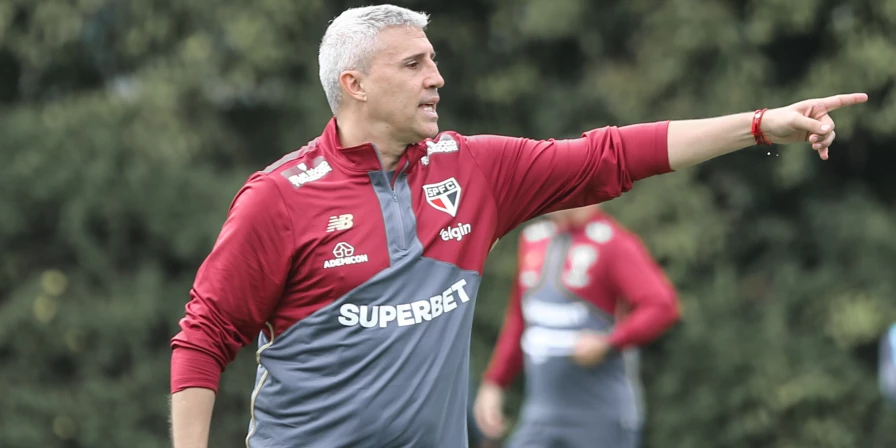 O técnico Hernán Crespo durante treino do São Paulo.