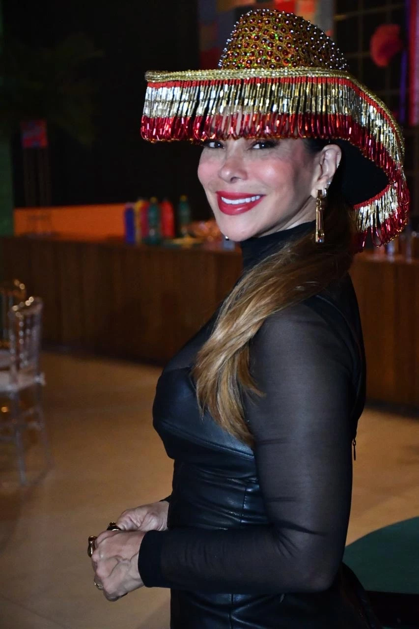 Um foco de luz na beleza da cantora Fabrícia, que fez grande sucesso na temporada do “Maior São João do Mundo” e deu canja na Festança Boi da Lua