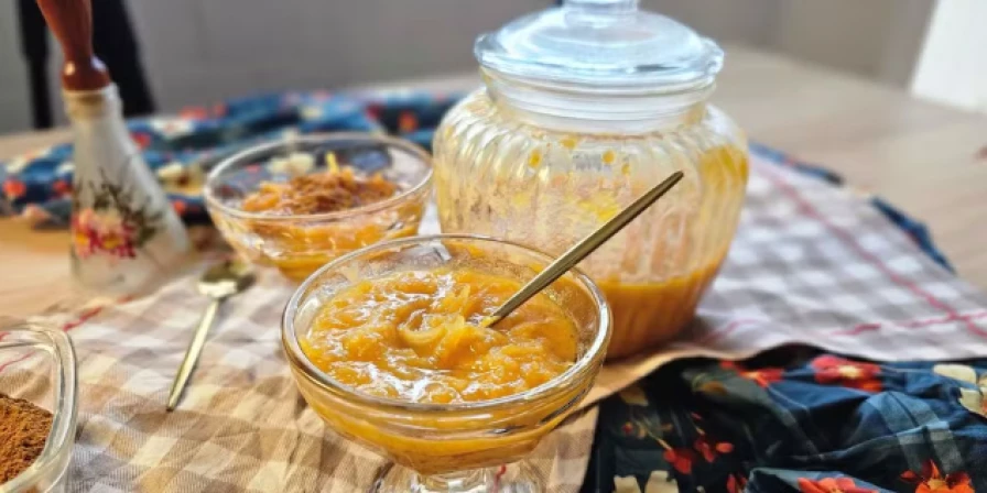 Doce de coco amarelo.
