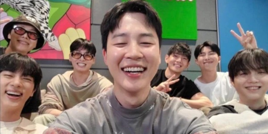 BTS faz primeira live em grupo após o cumprimento do serviço militar obrigatório ((Foto: Reprodução/Weverse))