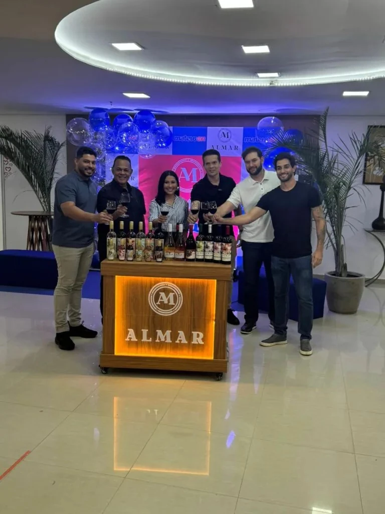 Alex Ataíde, Almistron Marinho, Thaynara OG, Rafael Pimentel, André Serpa e Calheiro Marinho brindando a parceria dos vinhos Almar com o Grupo Mateus e a influenciadora digital. (Divulgação)