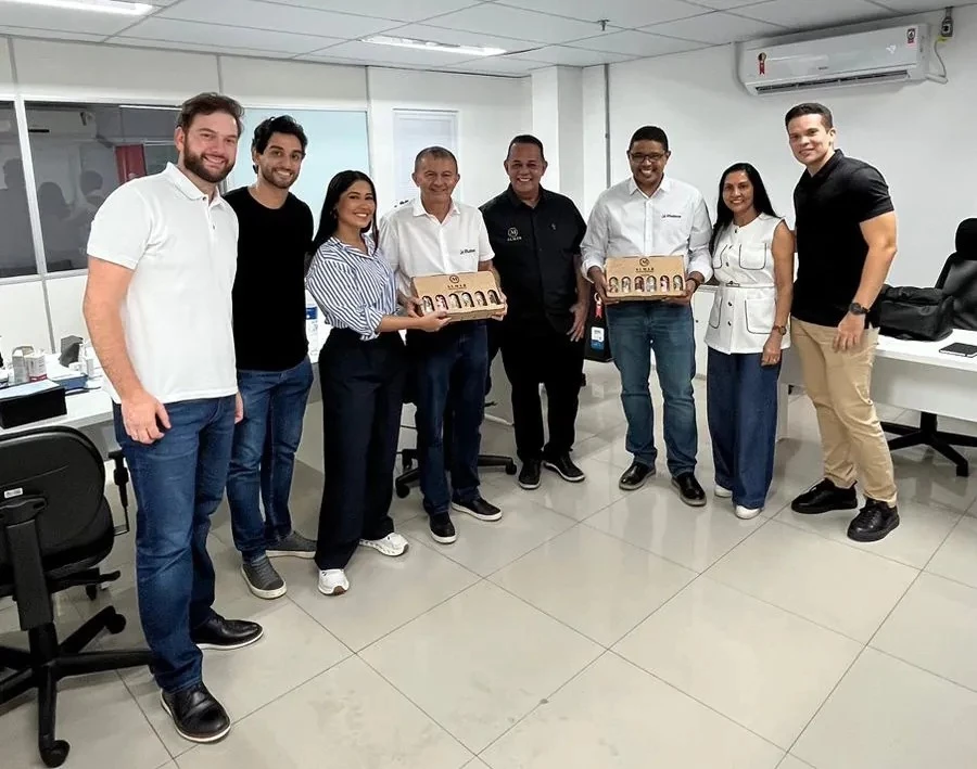 André Serpa (gerente comercial da categoria Bebidas), Calheiro Marinho, Thaynara OG, Ilson Mateus (CEO do Grupo Mateus), Almistron Marinho, Jesuíno Martins (presidente do Grupo Mateus), Célia Marinho e Rafael Pimentel (diretor comercial do Mateus). (Foto: Divulgação)