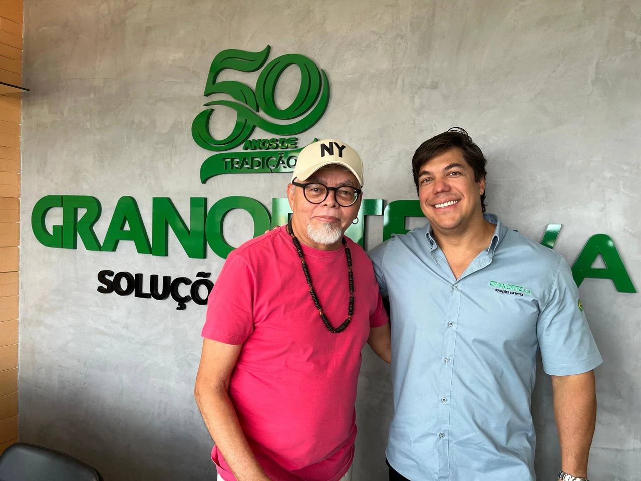 Betto Pereira com Pedro Salgueiro, também patrocinador da exposição 40 anos da Democracia - Entre Traços e Cores