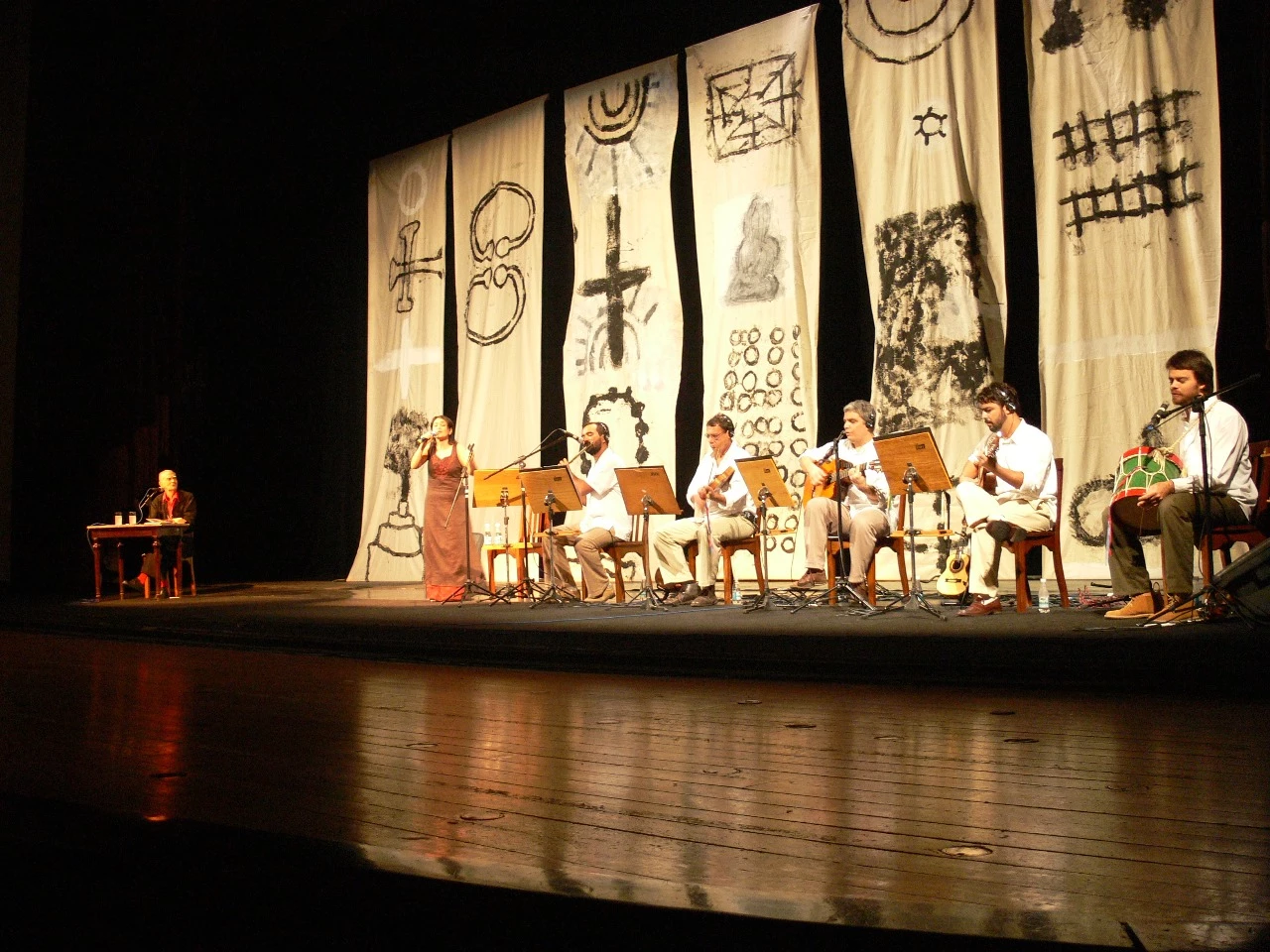 Grupo Gesta e Ariano Suassuna no Teatro Municipal do Rio de Janeiro na aula espetáculo