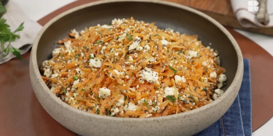 Salada de cenoura com ricota e chia.