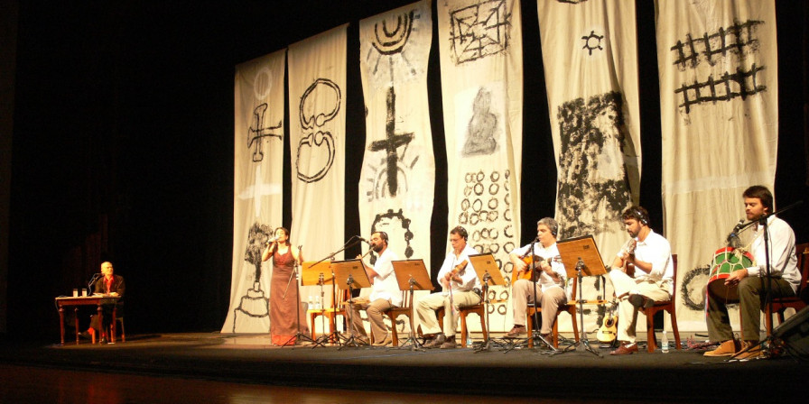 Grupo Gesta e Ariano Suassuna no Teatro Municipal do Rio de Janeiro na aula espetáculo "Homenagem a Capiba", por ocasião das comemorações de 80 anos de Ariano, com participação de Inez Viana. (2007 - Foto Cesar Oliveira (Divulgação)