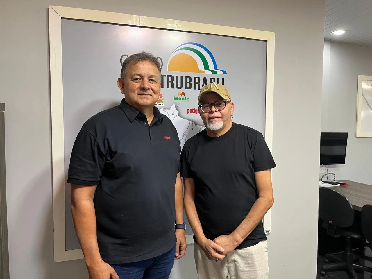 Betto Pereira com o empresário Marcelo Brasil (Potiguar), patrocinador da exposição 40 anos da Democracia - Entre Traços e Cores
