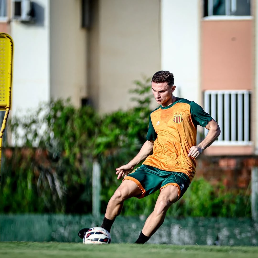 Ray é opção na lateral-direita ou atuando mais avançado, na vaga de Eric (Crédito: Ronald Felipe)