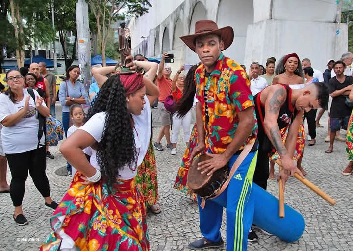 Pedro Rosa, ou Pedrinho Coureiro, ocupando a rua e mostrando a potência do tambor de crioula no Rio de Janeiro. Foto: Divugação