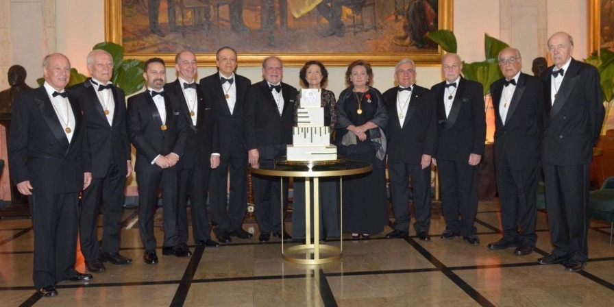Acadêmicos da ANM com a presidente Eliete Bouskela, ao centro, na mesa do bolo dos 196 anos da Academia (Foto: Divulgação)