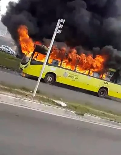Ônibus em chamas nesta sexta (4) na Forquilha. (Foto: Divulgação)