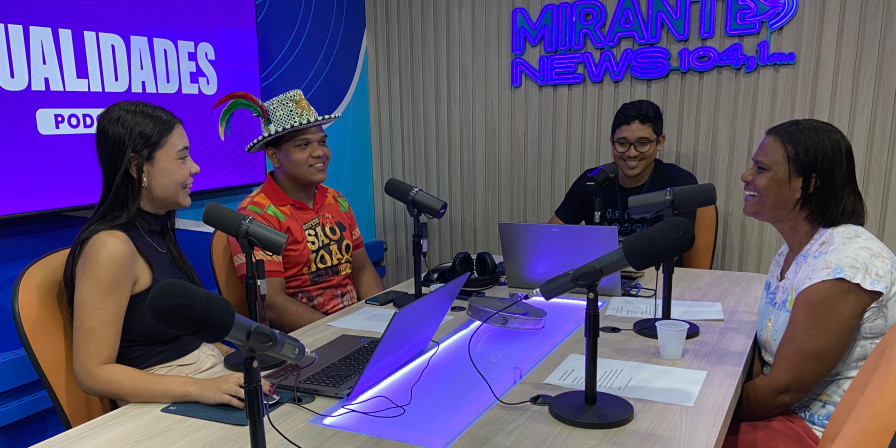Maria José e Emannuel Victor durante o programa Atualidades. (Armando Mendes/Rádio Mirante News)