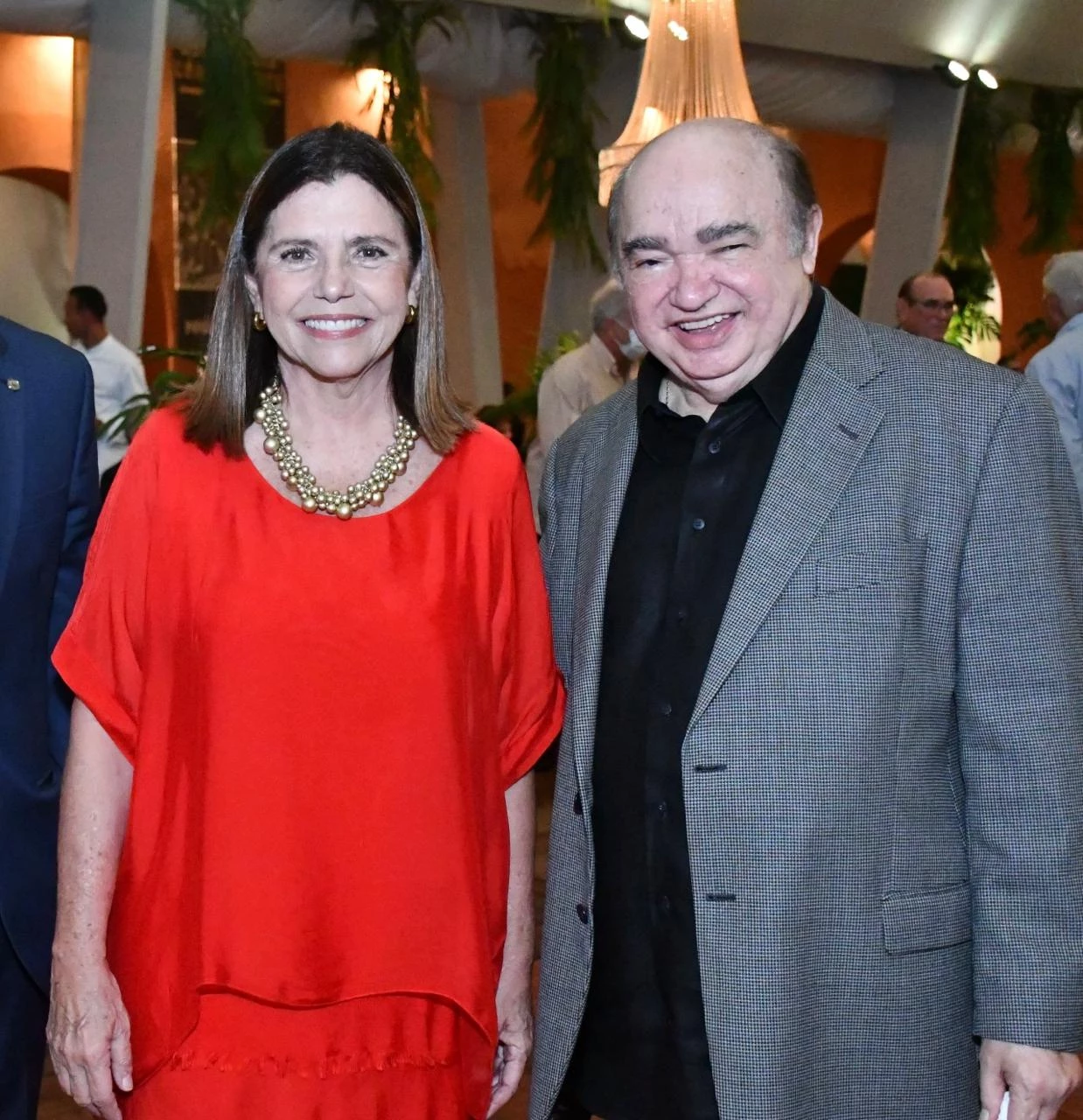 A deputada federal Roseana Sarney (na foto com o Repórter PH) já iniciou a badalação em torno da realização do São João nas férias. É o seu aplaudido evento “Vamos Festejar”, reunindo os mais famosos grupos folclóricos maranhenses no Convento das Mercês na segunda quinzena de julho