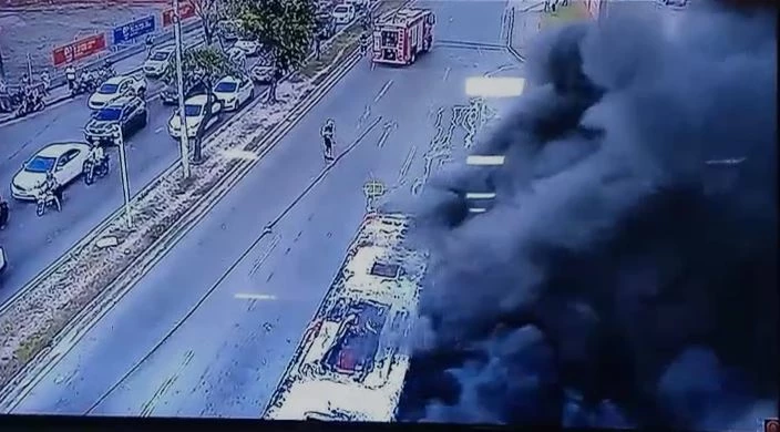 Bombeiros controlam chamas em ônibus. (Foto: Reprodução/CBMMA)