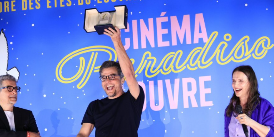 Wagner Moura recebendo o prêmio em cerimônia em Paris. (Julien Hekimian/Getty Images)