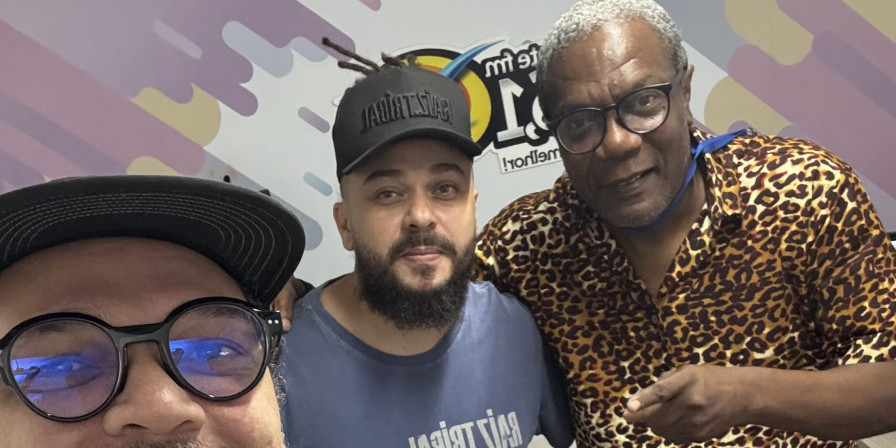 Keké Enes e Gill Enes, da Raiz Tribal, na Mirante FM com o jornalista Pedro Sobrinho (Divulgação)