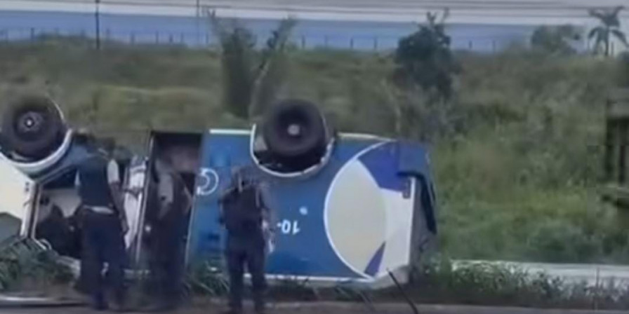 Carro-forte tomba na BR-135, na zona rural de São Luís. (Divulgação)