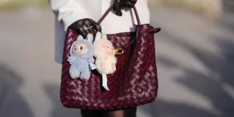 Bonecos, bichinhos e chaveiros: a febre dos penduricalhos que dominou a moda. (Getty Images)