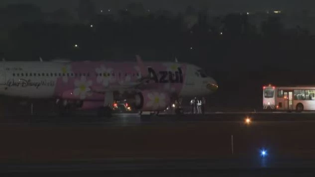 Avião da Azul no Aeroporto de Brasília após pouso de emergência.