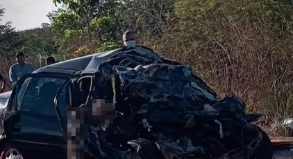 Carro ficou com a frente totalmente destruída. (Foto: Reprodução/Redes sociais)
