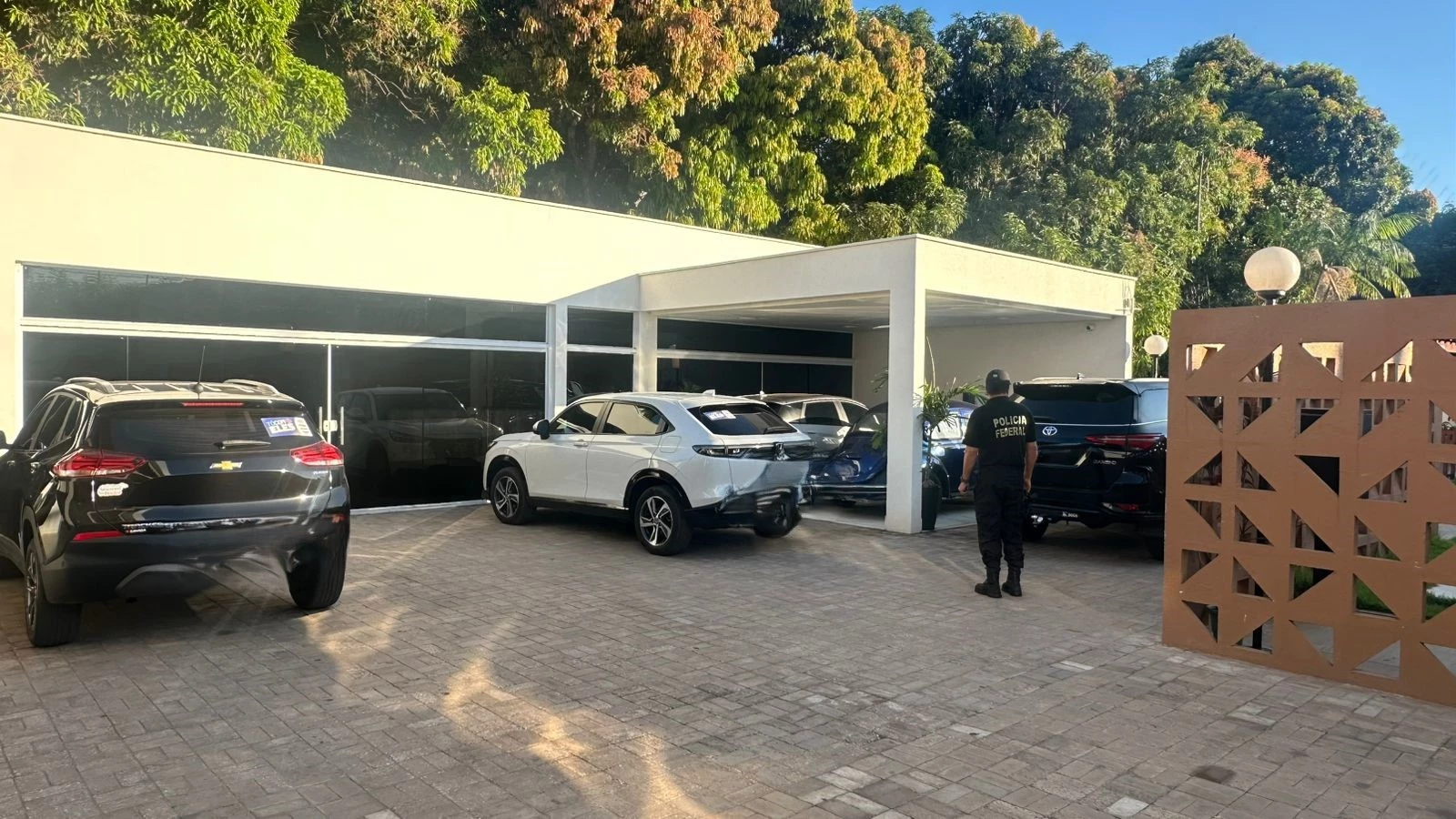 Carros são apreendidos pela PF.