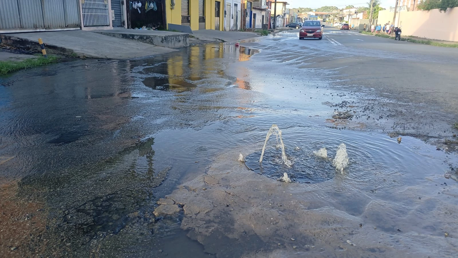 Avenida Dois, no Angelim, tem vazamento de esgoto.
