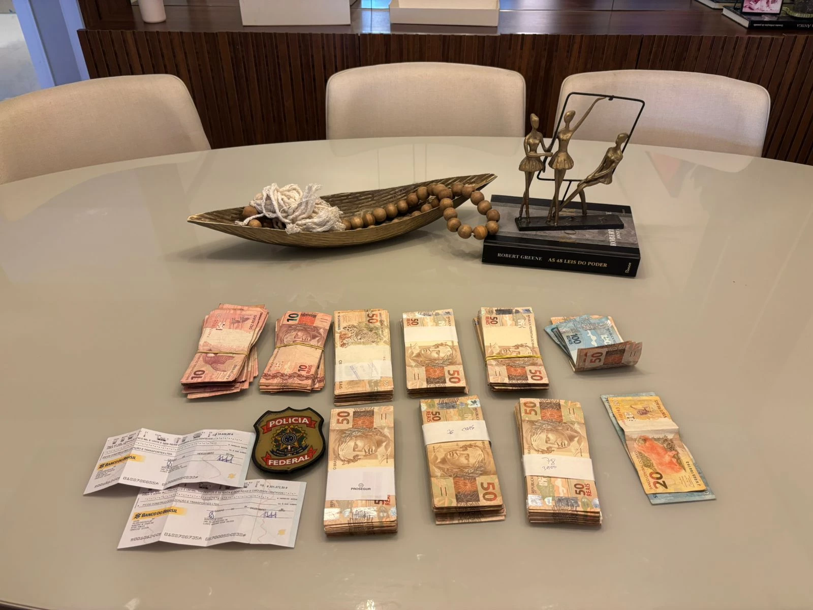 Dinheiro em espécie e cheques apreendidos pela PF. (Foto: Divulgação/PF)
