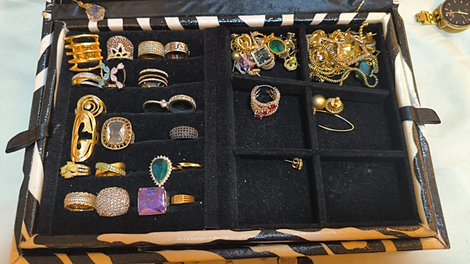 Joias apreendidas pela PF. (Foto: Divulgação/PF)