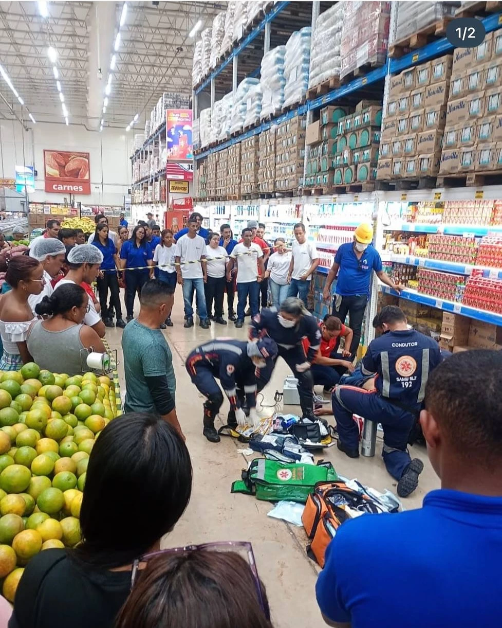Funcionário caiu em um corredor do supermercado e morreu na noite desta terça-feira (2).