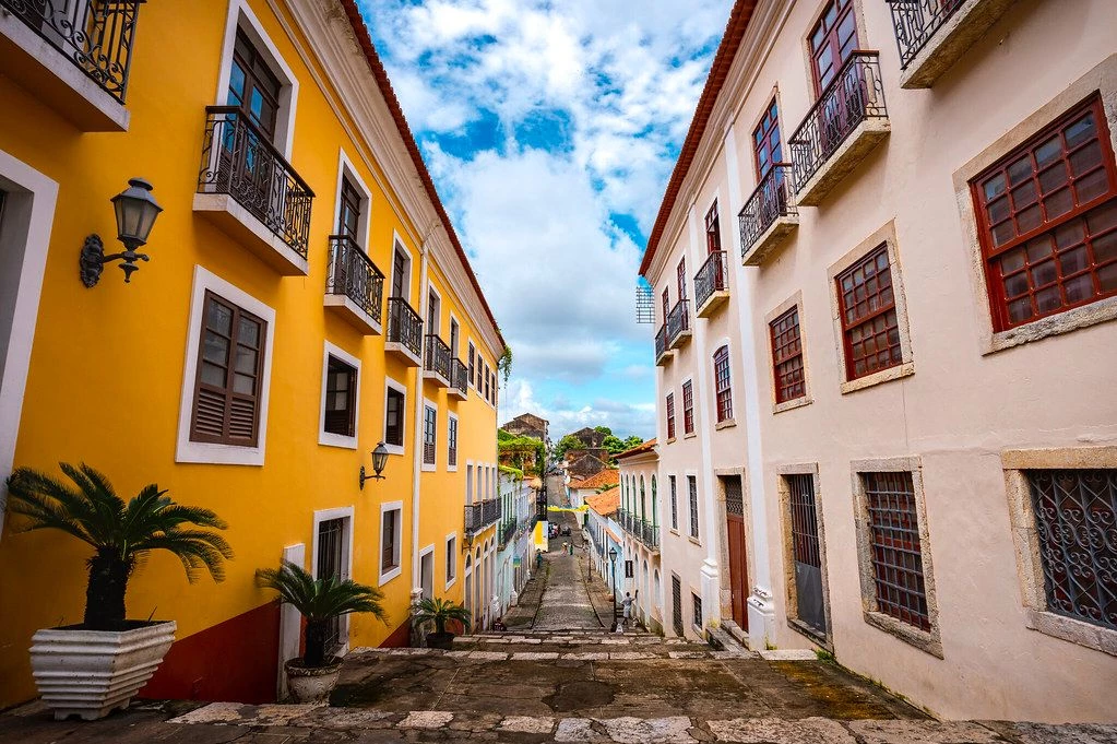 Rua do Giz, entre as mais bonitas do país, abriga exemplares do acervo colonial que fizeram de São Luís Patrimônio da Humanidade. (Foto/Embratur)
