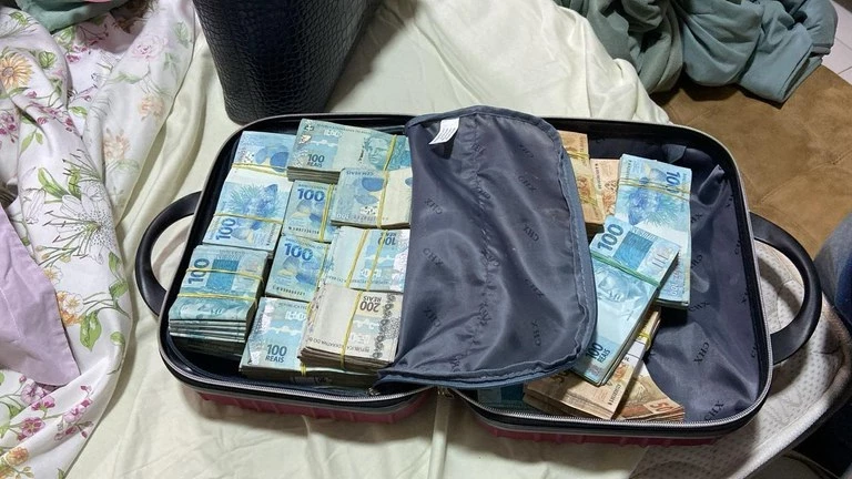 Policiais federais encontraram dinheiro em mala e caixas de sapatos.