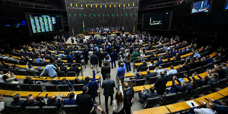 Congresso Derruba Vetos Presidenciais e Flexibiliza Licenciamento Ambiental