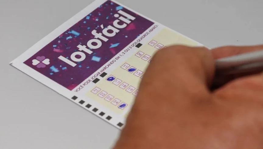 O jogo da Lotofácil, com 15 números, custa R$ 3,50.