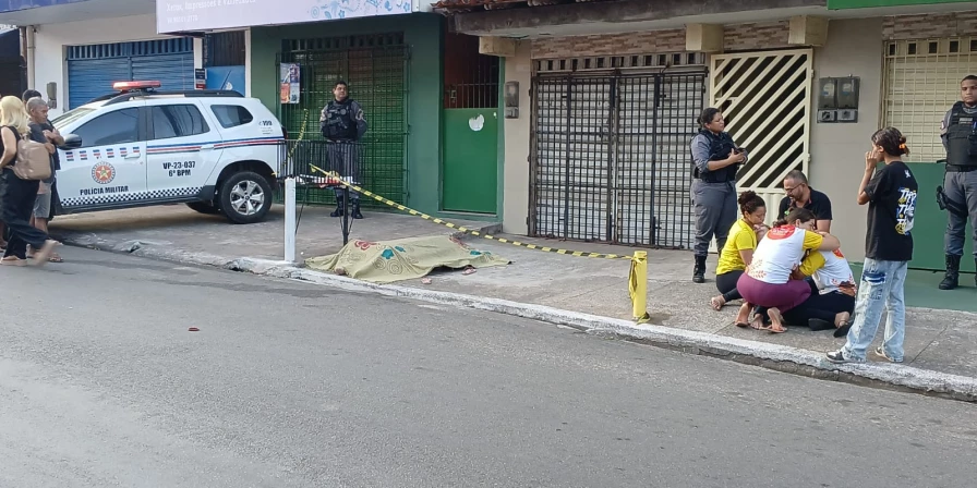 Polícia investiga morte de homem encontrado na calçada.