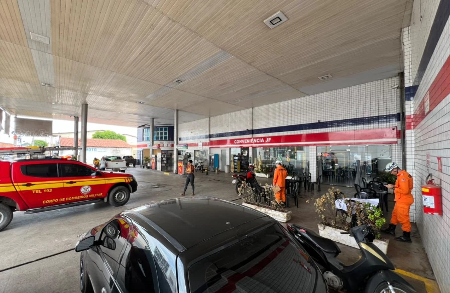 Os postos de combustíveis são obrigados, por legislação e normas técnicas, a manter extintores de incêndio adequados e próximos às bombas.