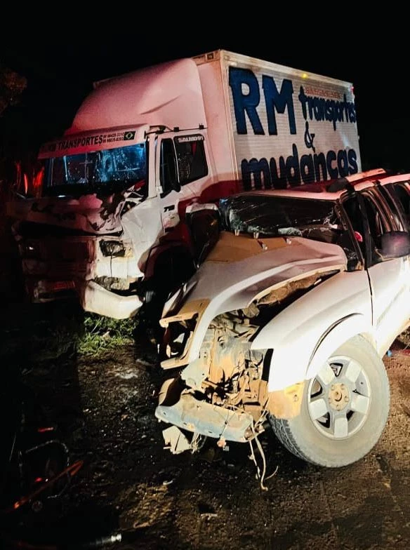 Acidente mata pai, mãe e filho que estavam em caminhonete. (Foto: Reprodução/Redes sociais)