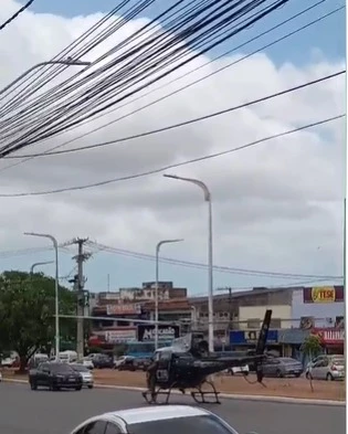 O helicóptero do Centro Tático Aéreo (CTA) foi acionado e chegou a realizar um pouso no meio da avenida. Foto: Divulgação