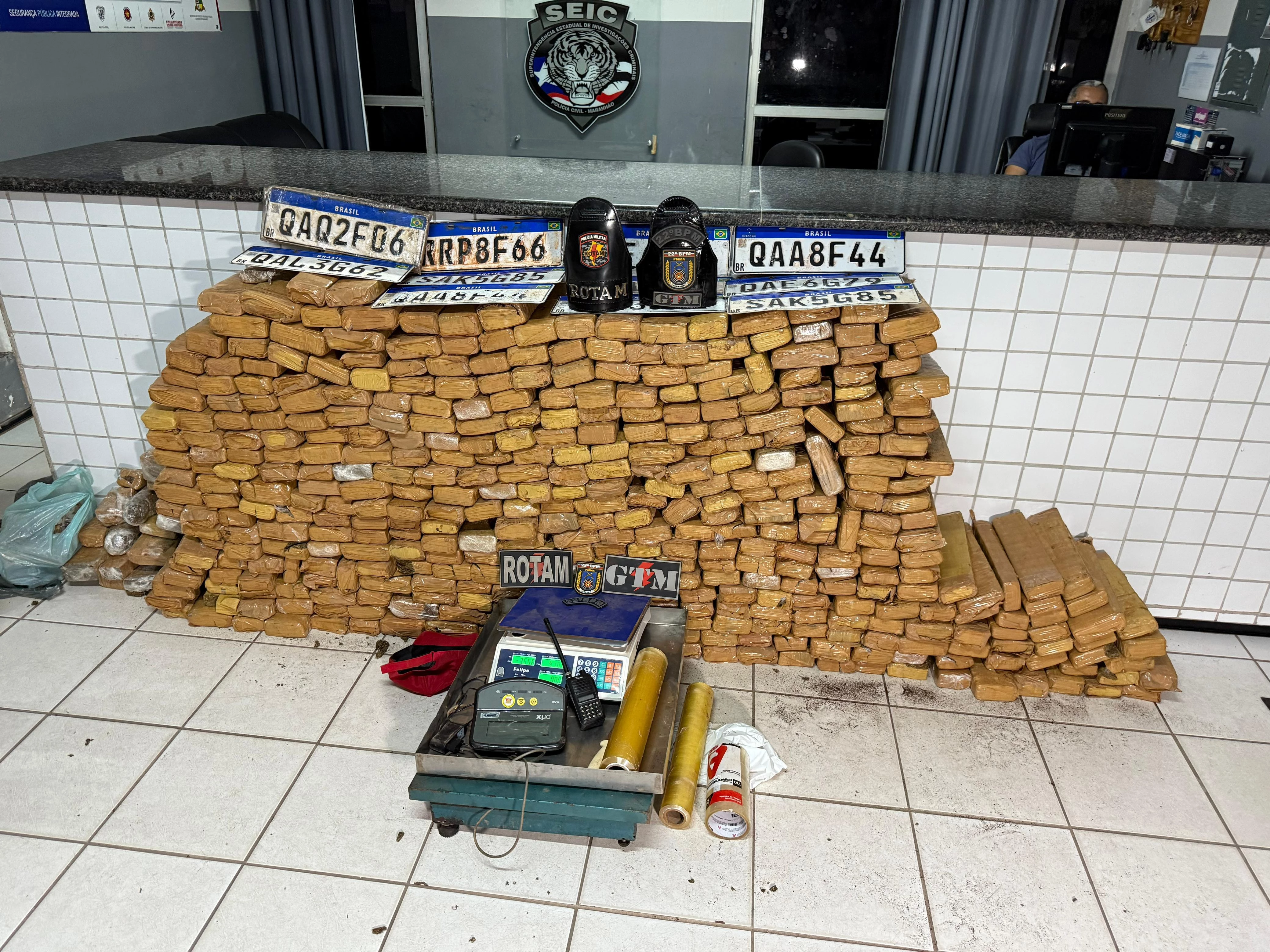 Meia tonelada de maconha é apreendida em Paço do Lumiar. (Foto: Divulgação/PMMA)