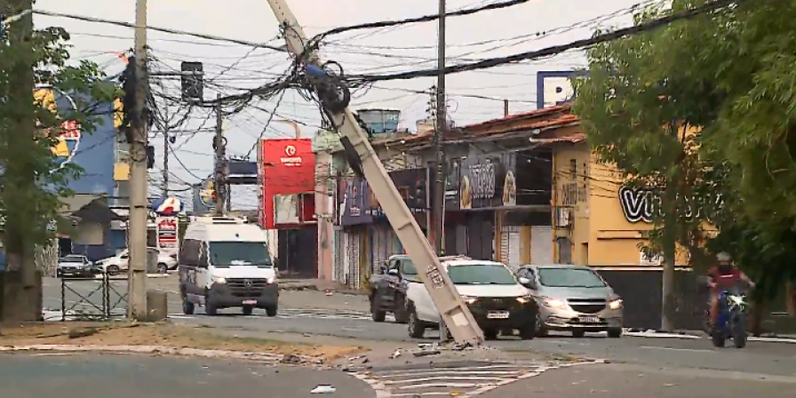 Acidente na Curva do 90: Poste Pendurado Após Colisão em São Luís