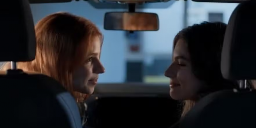 Juquinha e Lorena se beijam