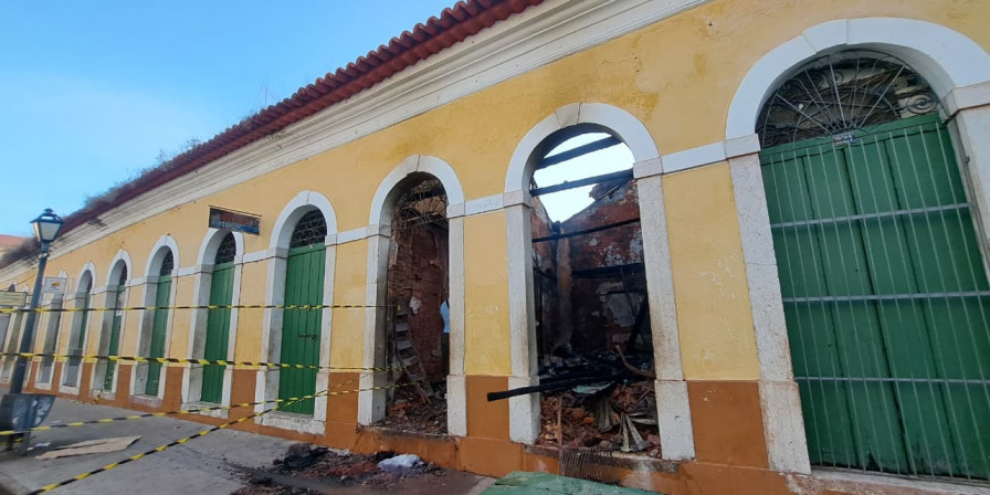 Incêndio atinge lojas no Centro Histórico