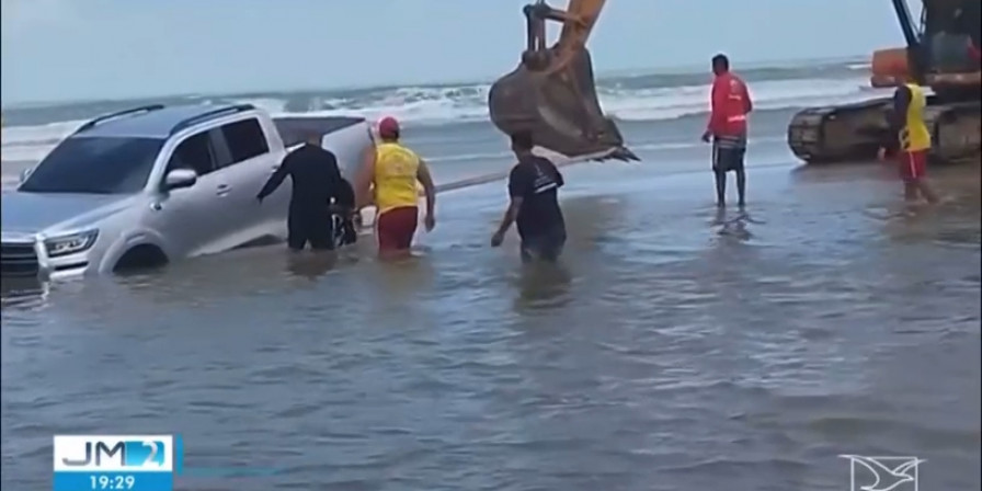 Caminhonete presa na Praia do Araçagi