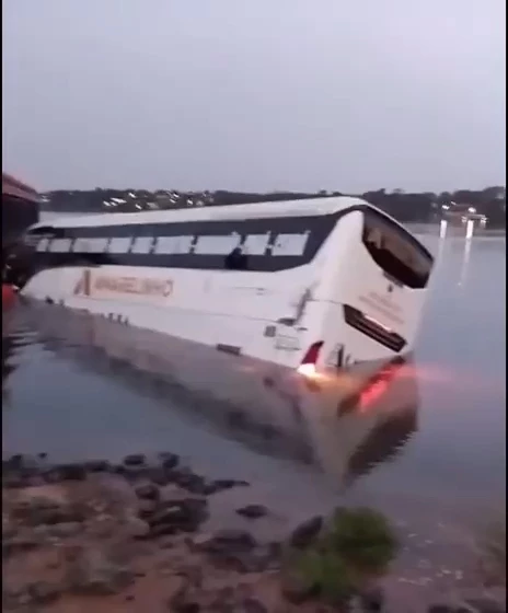 Falha nos freios faz ônibus cair no Rio Tocantins. (Foto: Reprodução/Redes sociais)