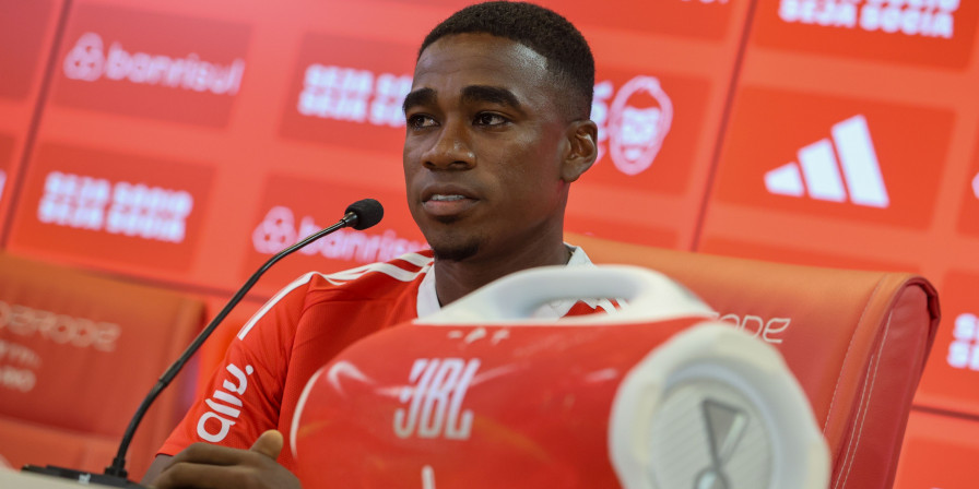 Félix Torres chega ao Inter