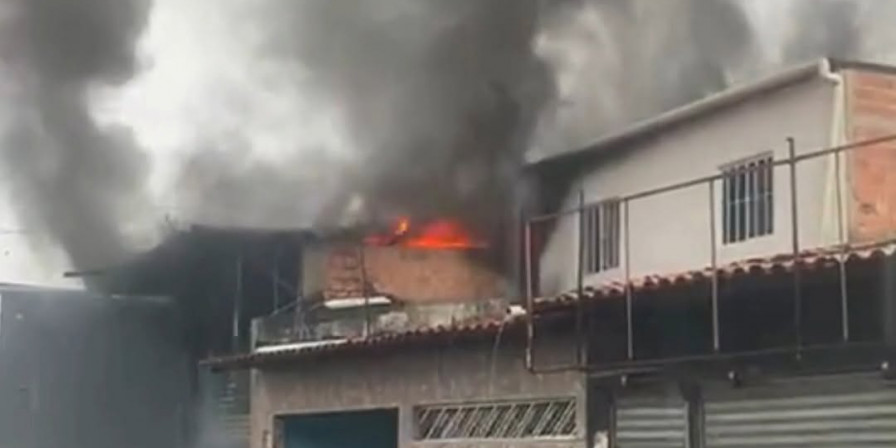 Incêndio em sucatão em São Luís