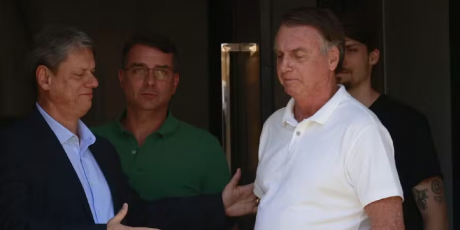 Tarcísio é criticado