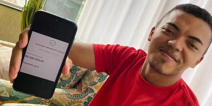 Estudante Devolve R$ 200 Mil