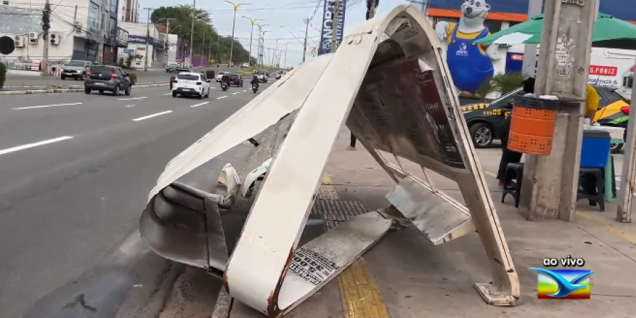 Carro destrói parada de ônibus